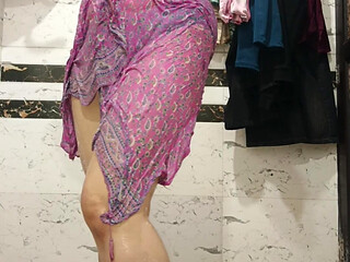 Priya bhabi hot body show in bathroom