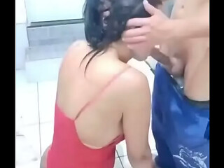 Botei pra mamar na cozinha depois que cheguei do trabalho