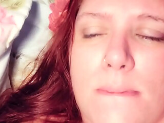 Ruiva MILF deliciosa ensinando como dar prazer chupando mamilos masculinos