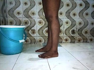Indian tamil hot wife saranya bath show