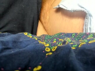 Petite blonde se dtend dans un plaisir doux