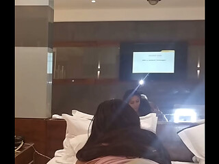 A esposa hotwife do meu irm&atilde_o corno implorou pelo meu pau torto enquanto ele trabalha - Completo no Red