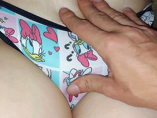 Xxx Minha enteada me mostra sua nova calcinha que tem um cheiro rico e delicioso