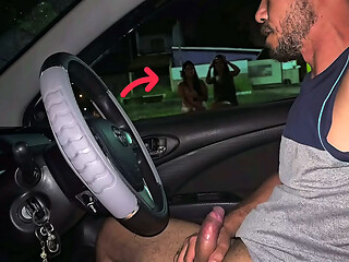 Informa&ccedil_&atilde_o na rua para duas gostosas que estava no ponto de &ocirc_nibus!