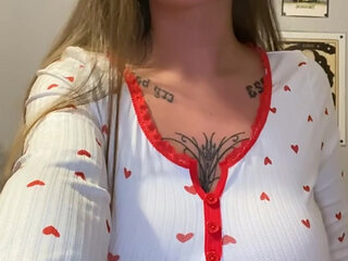 Tattooed goth slut fingers her virgin big ass