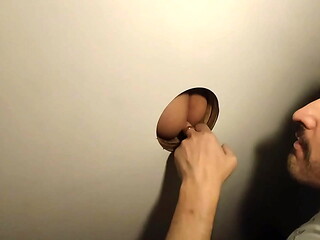 O casado dotado pegando o desconhecido no glory hole