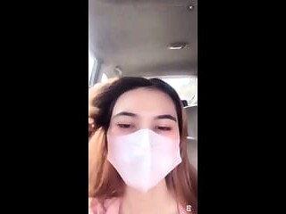 Indonesian babe gets naughty in car
