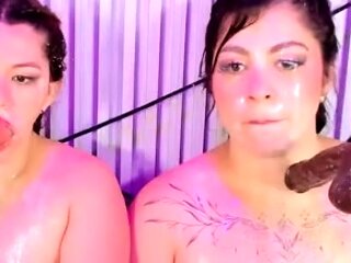 Close up MILF masturbation