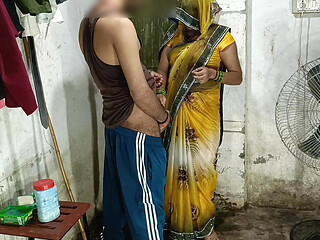 Bhabhi ki chudai, brother-in-law se when his husband was not at home, then sister-in-law was forgotten in the room at night and brother-in-law ke cock chusa ke bhabhi ne stood and then stood up.