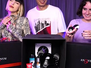 Whoa! Two steamy beauties in a unclothe game! Can you guess