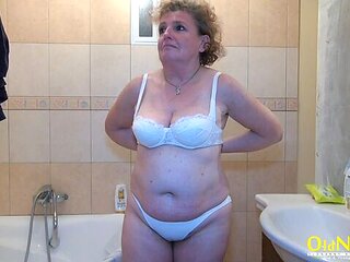 An old ladt Helene knows how to give a passionate blowjob