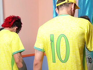 4 amigos foram ver jogo da copa do mundo e virou putaria (COMPLETO NO RED)