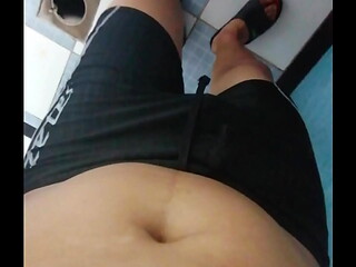 en la piscina  entrenando